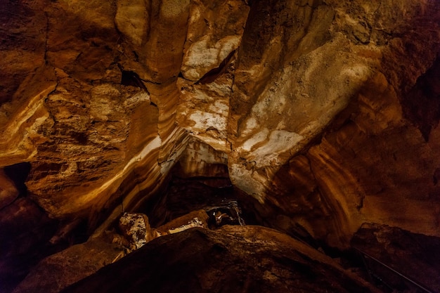 Foto vista de la cueva desde un ángulo bajo