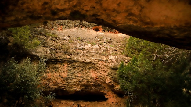 Foto una vista de la cueva desde el fondo.