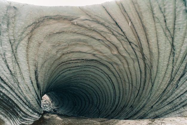 Vista de la cueva de hielo del túnel redondeado desde el interior de la Cueva de Jimbo Ushuaia Tierra del Fuego