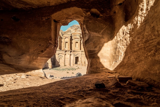 Vista desde la cueva del monasterio Ad Deir en Petra. Jordán