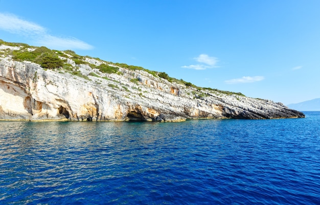 Vista de las Cuevas Azules desde el barco Zakynthos, Grecia, Cabo Skinari