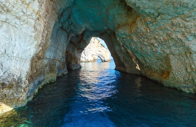 Vista de las Cuevas Azules desde el barco (Zakynthos, Grecia, Cabo Skinari)