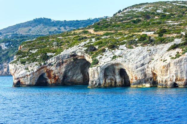 Vista de las Cuevas Azules desde el ferry Zakynthos, Grecia, Cabo Skinari