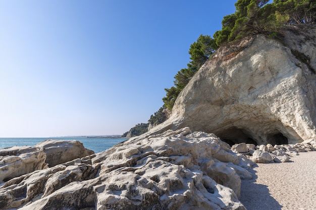 Vista de las cuevas (Grotta Urbani) en la playa Urbani en Sirolo, Italia