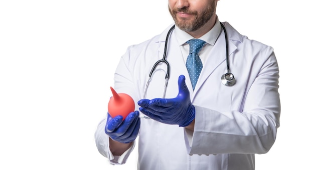 Vista de cultivo médico hombre aislado en blanco médico en bata blanca