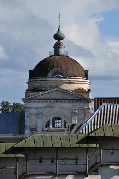 Vista de la cúpula de la antigua iglesia. El edificio de la iglesia contra el fondo del cielo nublado.