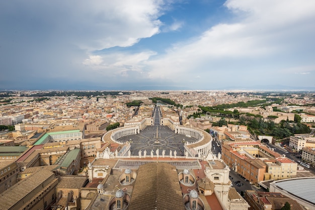 Vista desde la cúpula de la catedral en la plaza de san pedro en el vaticano y panorama aéreo de roma
