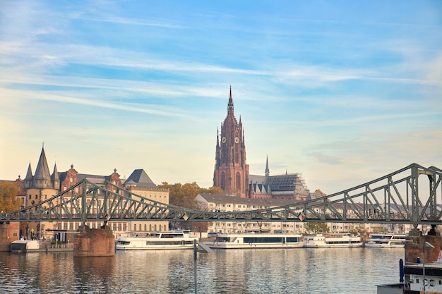 Vista de la cúpula de una catedral sobre el puente de hierro sobre el río Main Frankfurt Alemania
