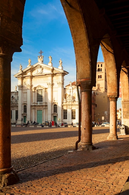 Vista de la cúpula de san pedro en la ciudad de mantua