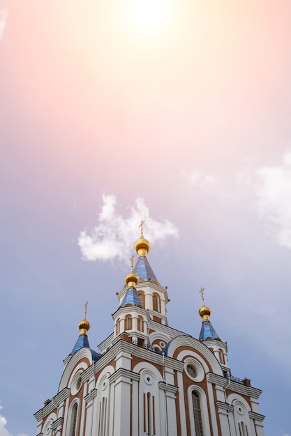 Vista de las cúpulas doradas de la iglesia ortodoxa contra el cielo