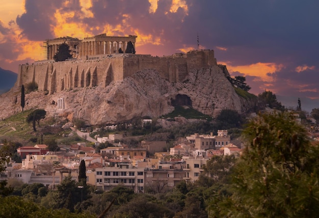 Vista da Acrópole e do Parthenon ao pôr do sol na cidade de Atenas Grécia