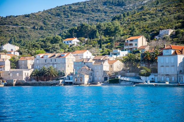 Vista da água da cidade mediterrânea Vis sem turistas. Destino Yachtind, ilha Vis na Croácia