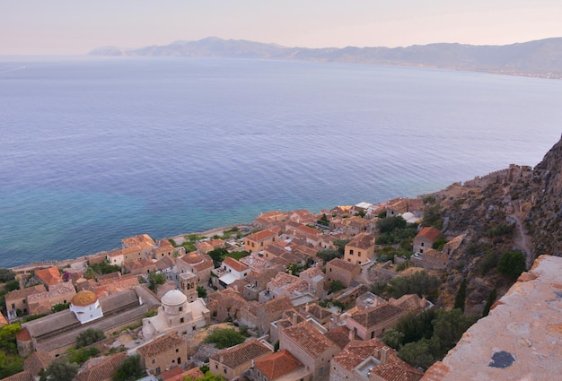 Vista da aldeia de Monemvasia da fortaleza bizantina no Peloponeso na Grécia ao pôr do sol