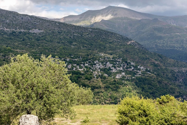 Vista da aldeia grega tradicional Kalarrytes que está na montanha Baros a uma altitude de 1200 metros município Norte Tzoumerka Ioannina unidade regional Épiro Grécia