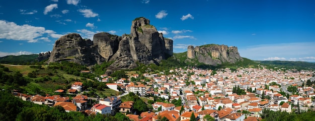 Vista da aldeia kalampaka no famoso destino turístico grego meteora na grécia