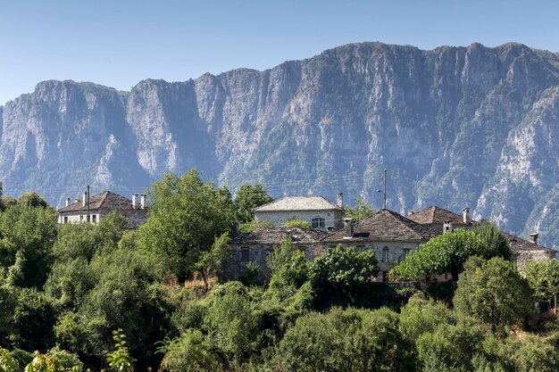 Vista da aldeia nas montanhas em uma aldeia de dia ensolarado Papigo Epirus região Grécia em um dia ensolarado de verão