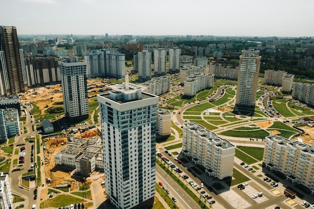 Vista da altura da Avenida Pobediteley em Minsk.