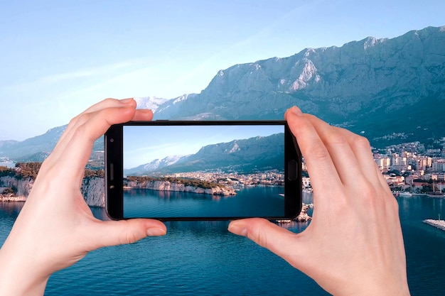 Vista da altura da cidade de Makarska e iates no porto. Makarska. Croácia. Europa.