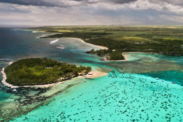 Vista da altura da costa leste da ilha de maurício no oceano índico belo lago...