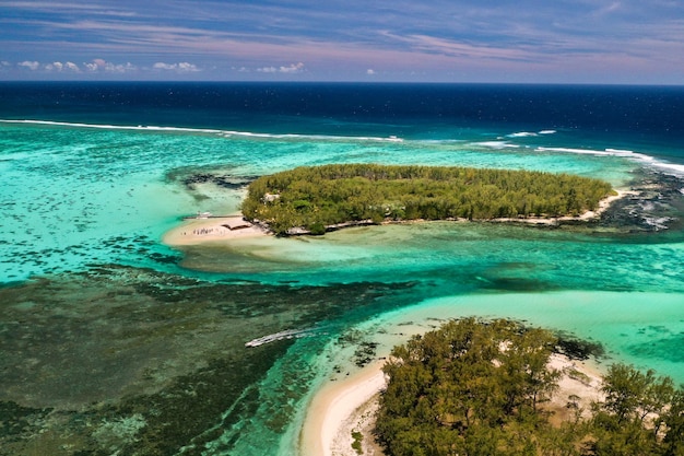 Vista da altura da costa leste da ilha de Maurício, no Oceano Índico. Bela lagoa da ilha de Maurício,