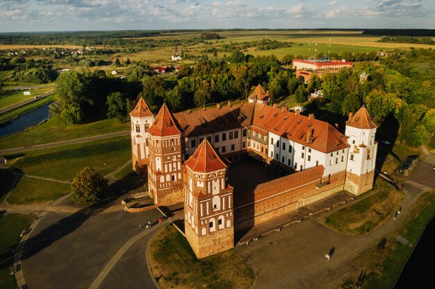 Foto vista da altura do castelo medieval mir em clima ensolarado de verão