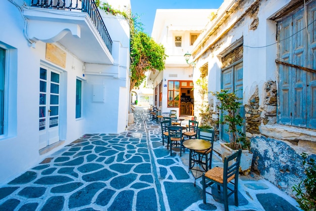 Vista da antiga arquitetura e restaurante ao longo da rua grega