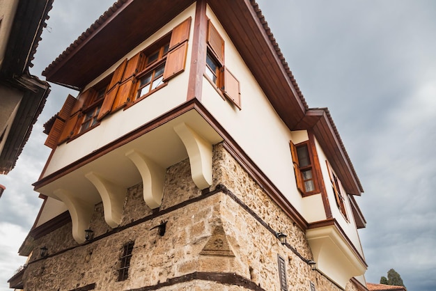 Vista da antiga casa antiga no lado da Turquia é o destino turístico mais popular na Turquia