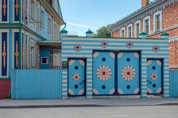 Vista da antiga casa tártara colorida no antigo assentamento tártaro em kazan, rússia