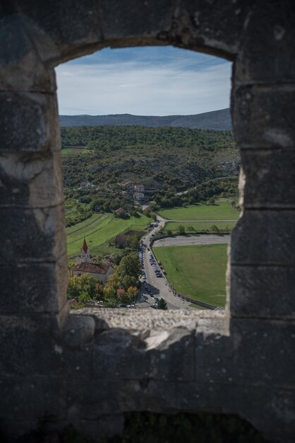 Foto vista da antiga ruína no campo