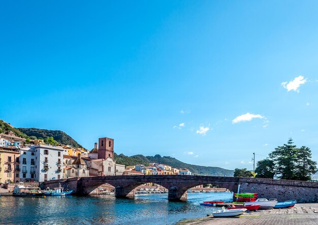 Vista da antiga vila em um rio