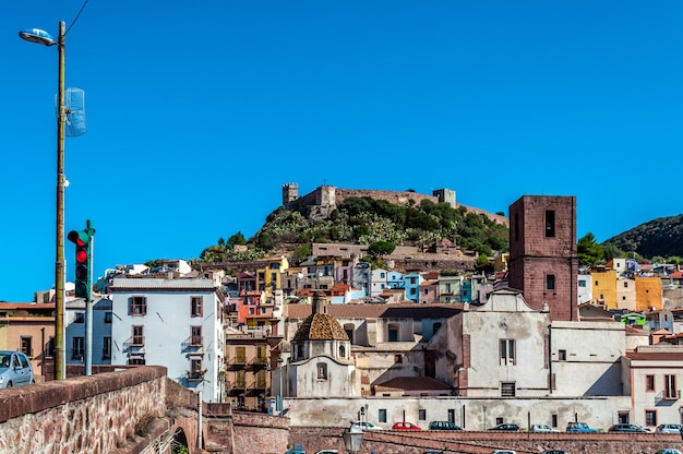 Vista da antiga vila em um rio