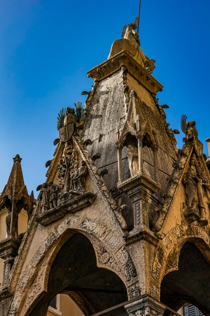 Vista da arca de cansignorio da tumba monumental da família scala em verona, itália