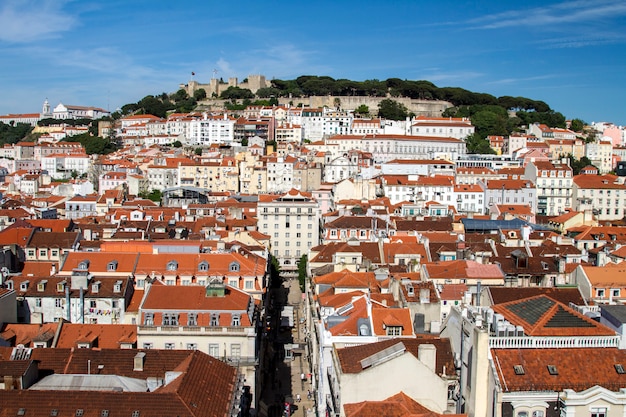 Vista da área central bonita de lisboa com o castelo do marco do sao jorge sobre o monte.