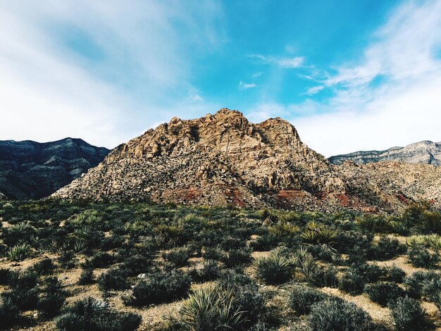 Foto vista da área de conservação nacional de red rock canyon contra um céu nublado