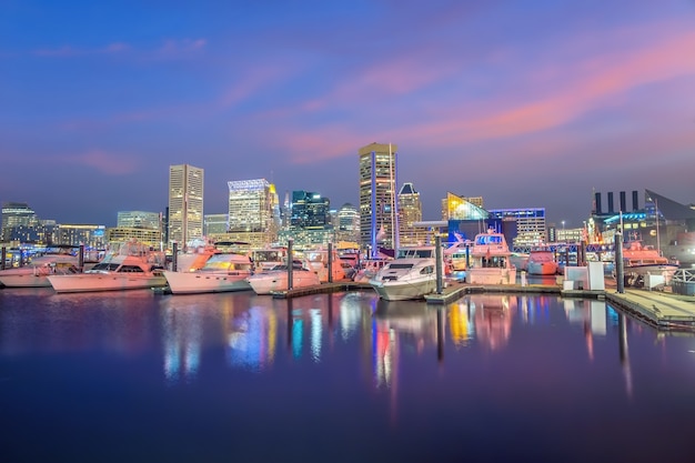 Vista da área de inner harbor, no centro de baltimore, maryland, eua ao pôr do sol