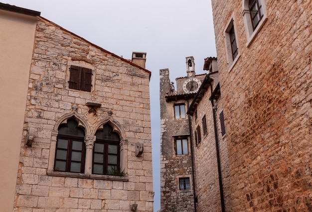 Vista da arquitetura cénico no pacote, Valle, Istria. Croácia