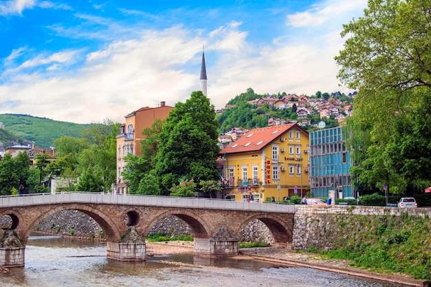 Vista da arquitetura e do aterro do Rio Milyacki no centro histórico de Sarajevo