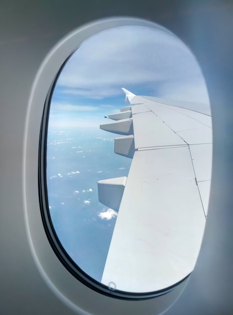 Vista da asa de um avião de passageiros da vigia no céu