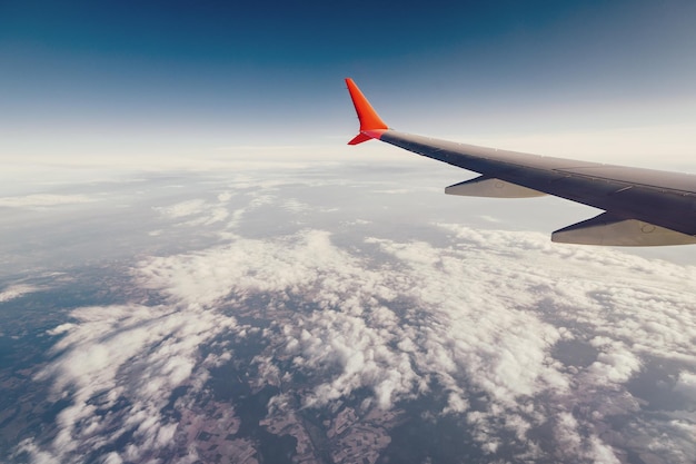 Vista da asa do avião da janela durante um voo de férias ou a negócios Lindo céu e winglet curvo para economia de combustível