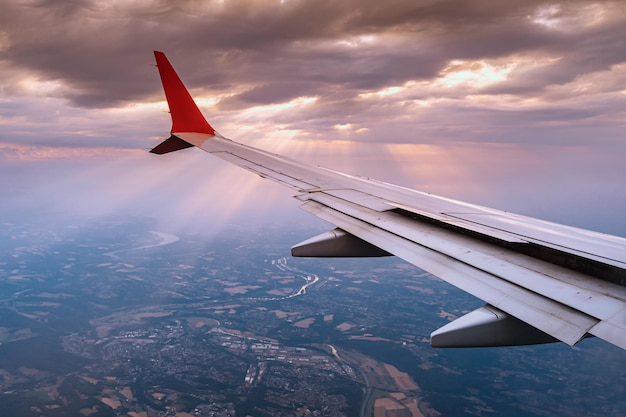 Vista da asa do avião da janela durante um voo de férias ou negócios Paisagem com campos no campo durante a aproximação de pouso