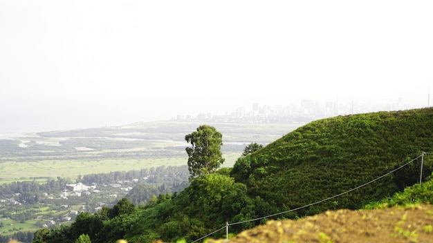 Vista da baía de batumi e da paisagem urbana na geórgia com horizonte em dia ensolarado