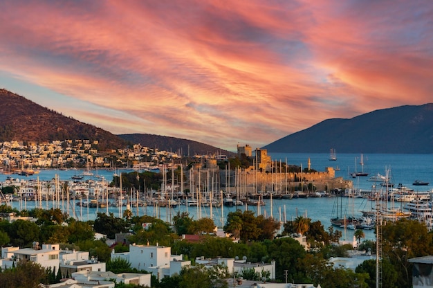 Vista da baía de Bodrum no centro é o castelo de São Pedro