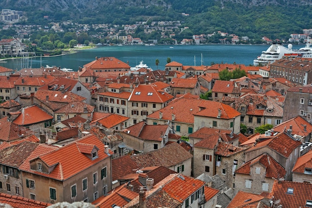 vista da Baía de Bokokotor e dos telhados vermelhos da cidade velha de Kotor