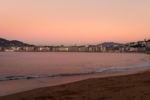 Vista da baía de DonostiaSan Sebastian La Kontxa no País Basco