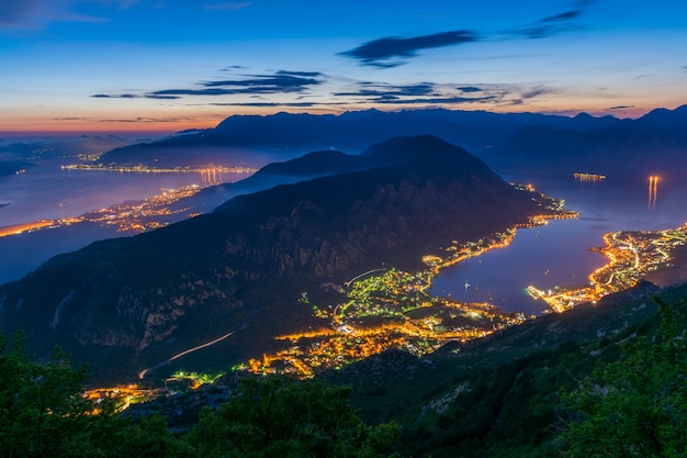 Vista da baía de kotor de um pico de alta montanha ao pôr do sol