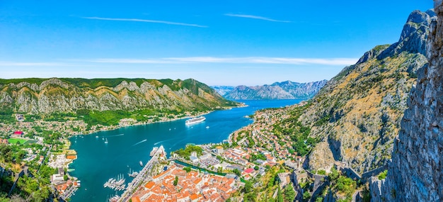 Vista da Baía de Kotor e da cidade de cima, Montenegro