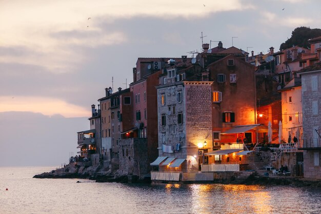 Vista da baía do mar com a cidade de rovinj no fundo