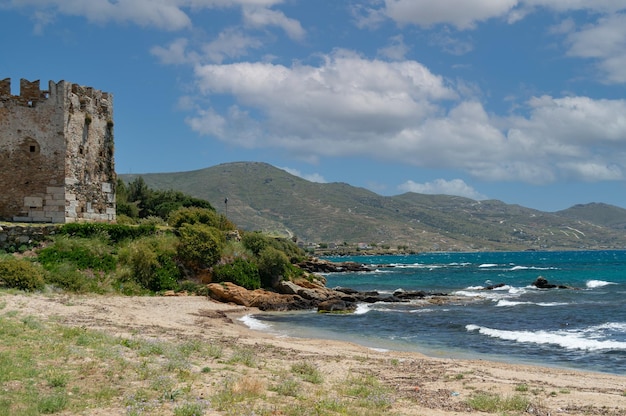 Foto vista da baía e da antiga fortaleza veneziana na cidade de karystos, na ilha de eubéia, grécia