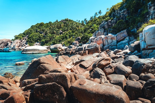 Vista da baía e das rochas na ilhaShark Bay Koh Tao