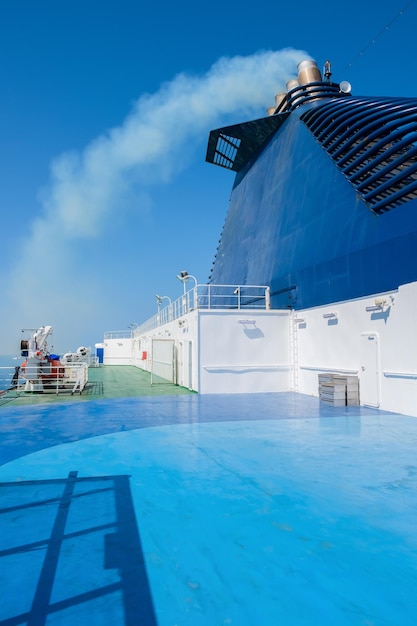 Vista da balsa no mar e a fumaça da chaminé Transporte e conceito de viagem